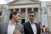 El líder del PSOE y actual presidente del Gobierno, Pedro Sánchez, junto al jefe de Ciudadanos, Albert Rivera, en el 2016.-JOSÉ LUIS ROCA