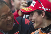 Marc Márquez y Shuhei Nakamoto, el jefe de Honda.-MIRCO LAZZARI