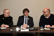 Carles Puigdemont, flanqueado por el exconseller Lluís Puig y el diputado de JxCat Eduard Pujol, este miércoles en Bruselas.-JOHN THYS (AFP)