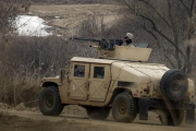 Un soldado estadounidense patrulla a bordo de un Humvee en la localidad surcoreana de Paju, junto a la frontera con Corea del Norte.-AFP / YONHAP