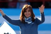 Cristina Fernández de Kirchner saluda durante un mitin en Buenos Aires, el pasado 20 de junio.-REUTERS / MARCOS BRINDICCI