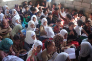La casa del profesor de Taiz abarrotada de niños.-ANEES MAHYOUB (REUTERS)