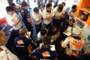 Marc Márquez, en Misano, rodeado de la docena de ingenieros y técnicos que forman su equipo.-HONDA RACING CORPORATION