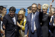 Daniel Scioli, segundo por la derecha, saluda junto a su esposa Karina Rabolini y a su candidato a vicepresidente Carlos Zannini en el acto de cierre de campaña en Buenos Aires.-REUTERS / ENRIQUE MARCARIAN