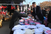 El candidato del PPC, Xavier García Albiol, este miércoles en el mercadillo de Sant Cosme de El Prat de Llobregat (Barcelona).-EL PERIÓDICO