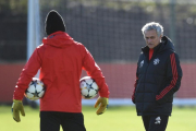 José Mourinho, durante el último entrenamiento del United antes de viajar a Sevilla.-OLI SCARFF / AFP