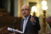 El ministro de Hacienda, Cristobal Montoro, en la sesión de control al Gobierno.-DAVID CASTRO