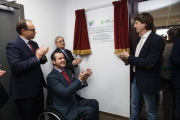 El director general de Polí­ticas de Apoyo a la Discapacidad, Ignacio Tremiño, visita la residencia para personas con enfermedad mental de Asovica acompañado de Juan José Milla, presidente de ASOVICA (I) y del alcalde de Soria, Carlos Martí­nez (D).-CONCHA ORTEGA / ICAL