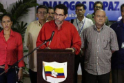 Pastor Alape (centro), negociador de las FARC, flanqueado por otros miembros de su delegación, este martes en La Habana.-Foto:   REUTERS / ENRIQUE DE LA OSA