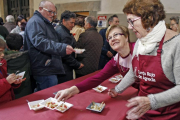 Mayores y pequeños disfrutaron de la degustación de ensalada de cardo rojo en la mañana de ayer en el Palacio de los Castejones.-M.T.