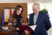 La presidenta de las Cortes, Silvia Clemente, recibe la Memoria de Actividades de 2015 del Consejo de Cuentas, que entrega su presidente, Jesús Encabo.-ICAL