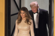 Melania Trump llega a la Cena a la Luz de las Velas en Union Station, un día antes la toma de posesión como presidente.-CHRIS KLEPONIS / POOL