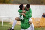 Dos jugadores del San José celebran un gol en Garray.-DIEGO MAYOR