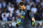 Iker Casillas, taciturno en un momento del partido del miércoles contra el Roma.-AP / PAULO DUARTE