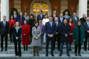 Foto de familia del Gobierno de Pedro Sánchez antes del primer Consejo de Ministros de la legislatura.-DAVID CASTRO