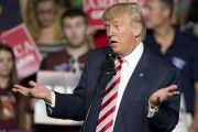 Varias mujeres han denunciado al candidato republicano, Donald Trump, de forzarlas y abusar de ellas.-AP