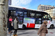 Un autobús urbano de Soria en la parada que se ofertaba hasta hace semanas en Mariano Granados. / ÁLVARO MARTÍNEZ-