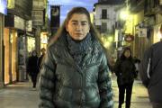 María Iluminada Arias camina, ayer por la tarde, por El Collado. / ÚRSULA SIERRA-