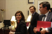 La vicepresidenta en funciones, Soraya Saénz de Santamaría, esta tarde en el Congreso recogiendo su acta de diputada.-AGUSTÍN CATALÁN