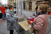 Café caliente y estufa para las gélidas temperaturas.  MARIO TEJEDOR