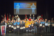 Grupo de todos los que recibieron medalla en la entrega de las medallas al Mérito de la Policía Local y de la Protección Ciudadana de Castilla y León-. - ICAL