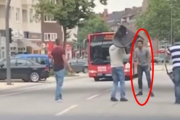 El agresor de Hamburgo poco antes de ser reducido por unos viandantes.-EL PERIÓDICO