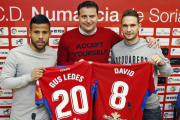 Gus Ledes y David Rodríguez fueron presentados ayer en Los Pajaritos como refuerzos del Numancia en el mercado de invierno que finalizó ayer.-Mario Tejedor