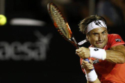 David Ferrer devuelve la pelota a Thiemo de Bakke, durante el partido de octavos del Abierto de Río.-Foto: EFE / MARCELO SAYAO