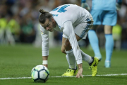 Garet Bale mira el balón durante el partido contra el Valencia.-FRANCISCO SECO / AP