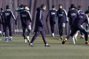 Ernesto Valverde dirige a sus hombres en el último entrenamiento antes del partido de Getafe.-EFE / ANDREU DALMAU