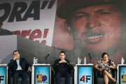 Adán Chávez, hermano de Hugo Chávez, junto con Jorge Arreaza dicen que defenderán con las armas a Venezuela.-AFP