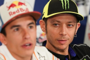 Valentino Rossi escucha, atentamente, una respuesta de Marc Márquez, hoy, en la conferencia de prensa de Austin (Texas, EEUU).-ALEJANDRO CERESUELA