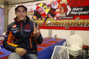 Marc Márquez (Honda) hace la señal de victoria ante un cartel que había en Phillip Island que le felicita por su título.-REPSOL MEDIA / JAIME OLIVARES