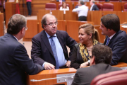 El presidente de la Junta de Castilla y León, Juan Vicente Herrera, conversa con la vicepresidenta de la Junta y consejera de Empleo, Rosa Valdeón, durante la espera del arreglo de la megafonía-ICAL