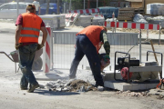 Trabajdores de una obra pública.-/ PERIODICO