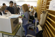 Votación en la consulta del 9-N en un instituto de Sant Vicenç dels Horts, en el 2014.-JULIO CARBÓ