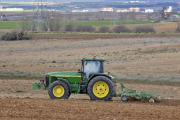 Un tractor labrando una finca en la provincia.-VALENTÍN GUISANDE