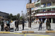 Varios policías inspeccionan el lugar donde se produjo otro atentado terrorista en Bagdad, el pasado 27 de septiembre, en el que murieron 15 personas.-AHMED JAL