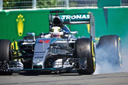 Lewis Hamilton apura una frenada en la tercera sesión de entrenamientos en el circuito Gilles Villeneuve de Montreal.-EFE