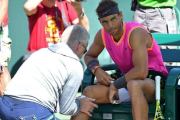 Nadal recibe atención médica en la rodilla en el torneo de Indian Wells.-JAYNE KAMIN