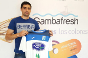 Ricardo Zamora posa con la camiseta blanquilla como último refuerzo del Almazán para la próxima temporada.-HDS