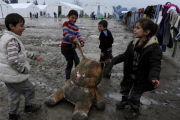 Unos niños juegan en un campo para refugiados en Grecia.-ALEXANDROS AVRAMIDIS