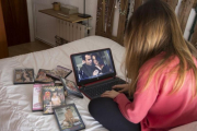 Una joven entra en una web de videos pornográficos en la habitación de su casa.-JOSEP GARCIA