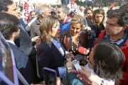 La vicepresidenta Valdeón y la consejera Marcos conversan él comité de empresa de Dulciora.-ICAL