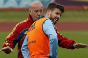 Gerard Piqué y Vicente del Bosque, durante un entrenamiento.-EFE / JUAN CARLOS CÁRDENAS
