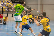 Acción de juego ante Anaitasuna durante uno de los ensayos de pretemporada del BM Soria. GONZALO MONTESEGURO