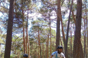 Dos ciclistas, por la zona en la que se celebra la Tronchaberezos este domingo.-RAQUEL FERNÁNDEZ