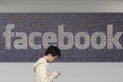 Un empleado de Facebook en la sede de la empresa.-JEFF CHIU