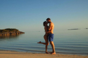 Taylor Swift y Calvin Harris se dan un beso en la playa, en una imagen de Instagram.-INSTAGRAM