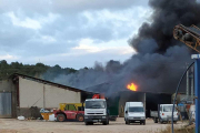 El fuego saliendo de la nave de materiales.-HDS